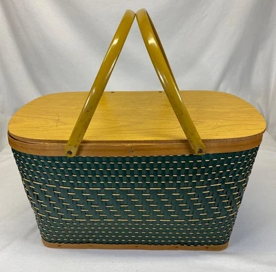 Винтажная плетеная корзина для пикника с зеленой деревянной крышкой и металлической ручкой декор для коттеджа - Изображение 1 из 4