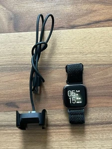 Fitbit Versa 2 - Health & Fitness Smart Watch Black W/ Black Cloth Band FB507 - Zdjęcie 1 z 8