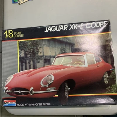 JAGUAR XK-E Coupè - MONOGRAM Scala 1/8 Art.2612 - NUOVO - Kit Da Montare Rosso - Immagine 1 di 4