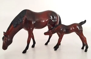 Set di 2 cavalli marroni in plastica Hartland puledri infermieristici metà secolo mare mamma vintage - Foto 1 di 8