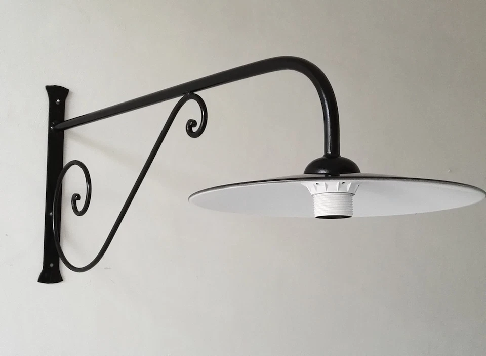 Lampada da parete esterno in ferro battuto con piatto smaltato lunghezza 55  cm - Immagine 1 di 1