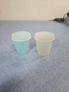 Lot de 2 - Gobelet vintage Tupperware Pastel Midget 2 oz avec couvercles #101 - Photo 1/9