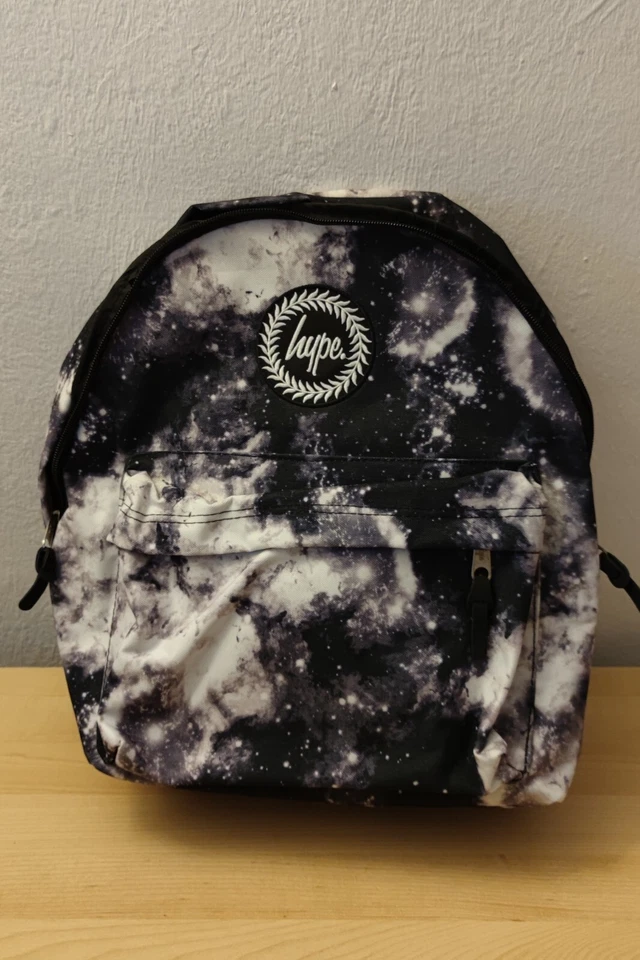 Hype Rucksack hauptsächlich schwarz mit weißen Mustern - Bild 1 von 3