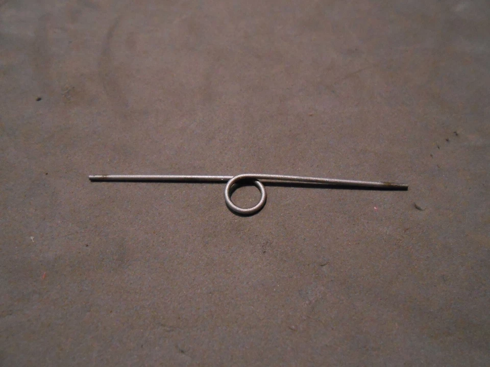 MARTOYS PORSCHE 911 SCALA 1/24 - Made in Italy - RICAMBIO MOLLA PORTIERE - Immagine 1 di 1