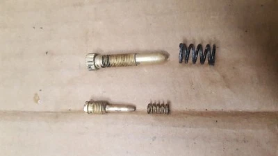 70-75 Yamaha R5 YR5 RD350 RD250 MX100 MX125 Juego de tornillos piloto ajustador de ralentí de carburador Foto 1 de 3