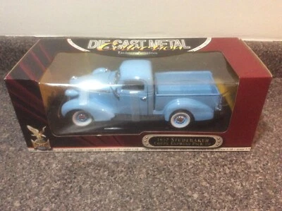 Camioneta pickup Road Signature 1937 Studebaker Coupe Express escala 1:18 # 92458   Foto 1 de 4