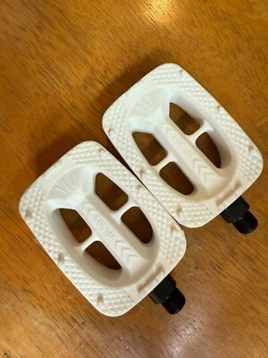VP-303 BMX  Pedals 9/16. NOS /NIB WHITE circa  1989 smooth running survivor - Image 1 of 4