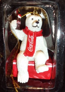 Coca Cola Eisbär sitzend auf Kühler Christbaumschmuck Cola undatiert Neu im Karton! - Bild 1 von 4