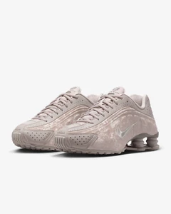 HV0934-001 Nike Shox R4 College Grey Flat Pewter (Women's) - Picture 1 of 8