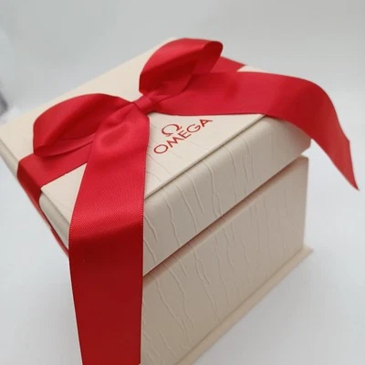 Omega Red & Square Used Leatherette Cast Presentation Watch Box — 第 1/4 张图片