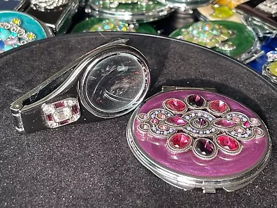 Brillo púrpura con decoración de cristal, espejo compacto y lupa Foto 1 de 4