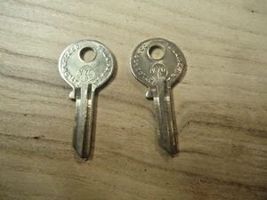 2 VINTAGE NOS VOLVO  KEY BLANKS V70B  TAYLOR LOCK & CO. - Bild 1 von 1