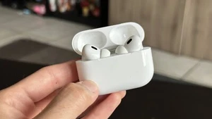 Apple AirPods Pro 2nd Generation with MagSafe Wireless Charging Case - White - Bild 1 von 3