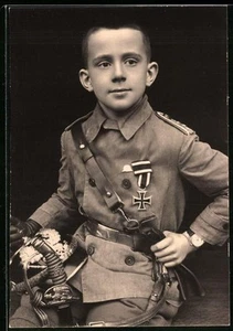 Fotografie 1.WK, Knabe in Uniform mit Orden Eisernes Kreuz, Abzeichen Stahlhelm - Bild 1 von 2