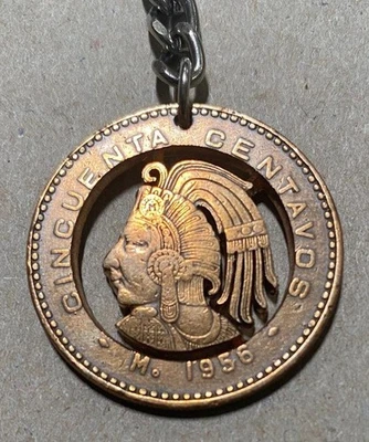 W020...Llavero con moneda mexicana de 50 centavos Cuauhtémoc 1956 cortada a mano Foto 1 de 2