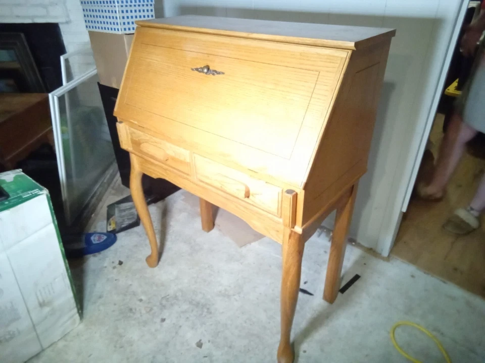 Escritorio Drop Front Secretary con patas Queen Anne con estantes y almacenamiento Foto 1 de 4