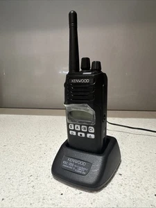 KENWOOD NX-1300AU k2 UHF Radio With Kenwood KSC-35S Charger - Bild 1 von 10