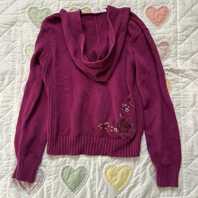 Columbia 紫色连帽毛衣,背面有花卉装饰,尺寸 M — 第 1/4 张图片
