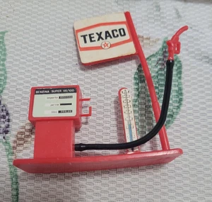 Juguete de plástico vintage CGGC isla de gasolinera Texaco hecho en Italia 3”x 2,5” DAÑOS - Imagen 1 de 4