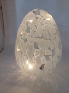 Mittelgroßes 5,50" Zoll blaues Glas Ei mit weißen Punkten Tischplatte Dekor modern - Bild 1 von 16