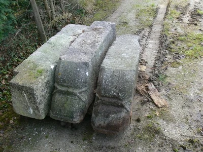Une paire de corbeaux de cheminée du 13ème siècle et une paire de sommiers du 17 - Photo 1/3
