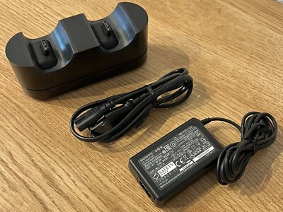 Sony DUALSHOCK4 CUH-ZDC1 Charging Dock Stazione Controller Ufficiale PS4 Giap... - Immagine 1 di 4