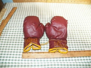 Vintage EVERLAST Kid's Boxing Gloves 3 Oz. - Picture 1 of 4