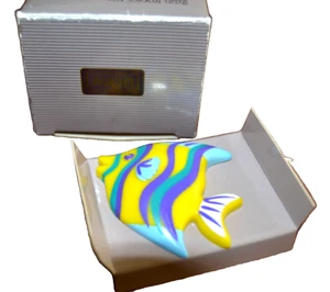 Pin Tropics FISH De Colección Años 90 Nuevo de Lote Antiguo con Caja - Colorido - AMARILLO-AZUL-VERDE-PÚRPURA Avon - Imagen 1 de 4