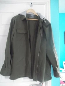 Jacke grün mit grauer Kapuze - 2 Nietentaschen vorne - Bild 1 von 1