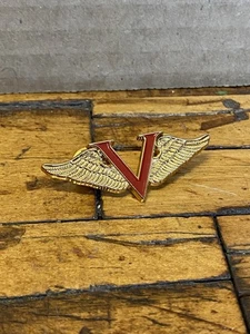Edición especial 2016 Victory Pin V Wings Segunda Guerra Mundial réplica Besame Cosmetics - Imagen 1 de 8
