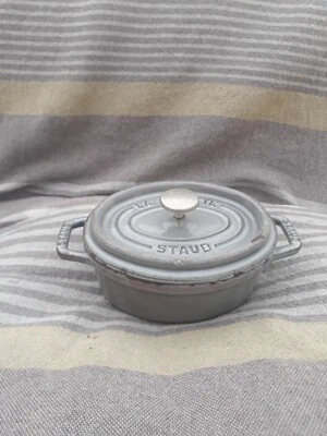 Ancienne Petite COCOTTE FONTE EMAILLE STAUB MI FRANCE  15cm Marmite Vintage - Photo 1/4