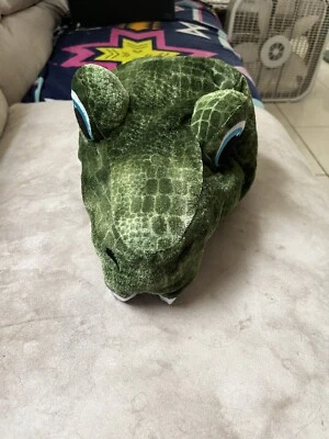 Chapéu de pelúcia verde Universal Studios Jurassic Park dinossauro T Rex - Imagem 1 de 4