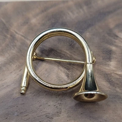 Broche prendedor cuerno de caza figurativo tono dorado vintage  Foto 1 de 3