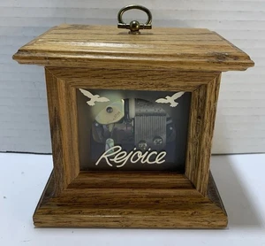 CAJA DE MÚSICA VINTAGE DE MADERA - regocíjate, toca GRACIA INCREÍBLE. "El tamaño es de 4,25"" X 4,5""". - Imagen 1 de 8