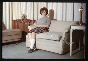 Junge Frau Mode Couch 35mm Rutsche 60er Jahre - Bild 1 von 3