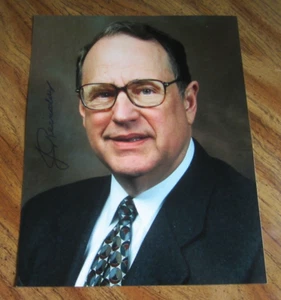Foto autografiada por el propietario de Jerry Reinsdorf 8X10 NBA baloncesto Chicago Bulls Salón de la fama - Imagen 1 de 2