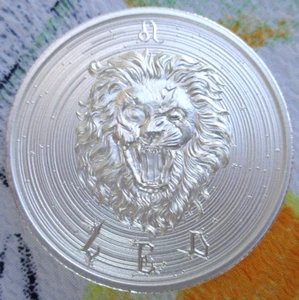 2 oz. LEO Zombie Zodiac Series Gruesas BU Rondas .999 Plata Fina - Imagen 1 de 5