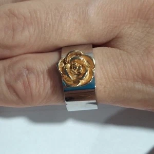 Rose Ring Stainless Steel Two Tone Flower Band Statement Ring Size 6.5 - Foto 1 di 7