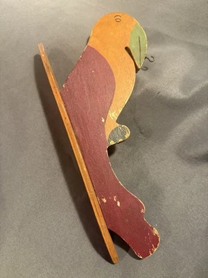 Antiguo gancho de pared recortado de loro de madera pintado arte popular Foto 1 de 4