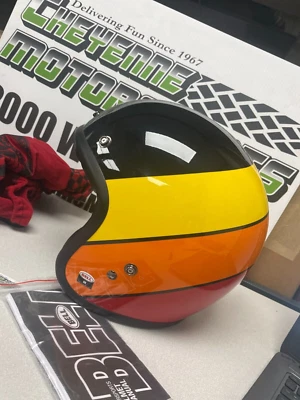 Casco clásico Bell Custom 500 - Riff negro brillante/amarillo/naranja/rojo #7123805 Foto 1 de 3