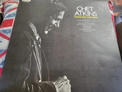 CHET ATKINS PICKS ON THE HITS JAPANESE JAPAN IMPORT VINYL LP RCA-5038 NEAR MINT - Image 1 of 4