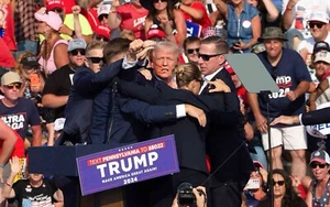 TRUMP PUMP PUMP DOPO ESSERE STATO SCATTATO 4x6 foto stampata lucida - Foto 1 di 1
