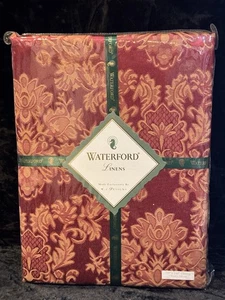 Tovaglia WATERFORD LINENS Wiltshire rosso melograno/oro 70 x 144 oblunga nuova con etichetta - Foto 1 di 6