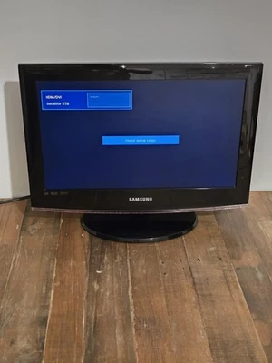 Samsung LE19B450C4W LCD TV Black USB 19" HD Display - 3rd party remote - Image 1 of 4