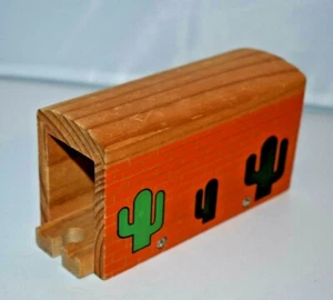 Pieza de túnel temática de cactus de vía ferroviaria de madera - Imagen 1 de 10