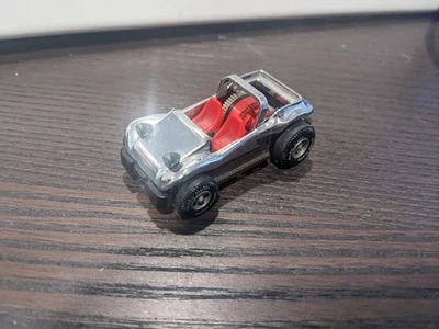 Cochecito de playa Darda auto plateado cromado fondo translúcido Alemania Foto 1 de 4