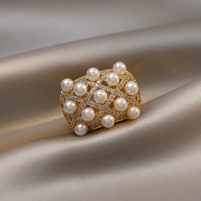 Anillo de diseño de nicho de perlas de circón de cobre personalizado y exagerado Foto 1 de 4