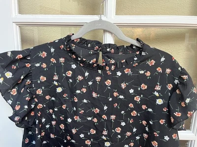 Camisa negra de manga corta floral con cuello alto con volantes para mujer. XXL Foto 1 de 4