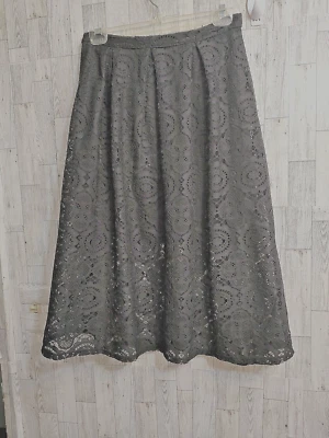 Falda de encaje negra para mujer Mossimo forro es mini pero el encaje es hasta la rodilla talla 4 Foto 1 de 4