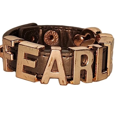 Brazalete BCBG Generation FEARLESS Slide Charm Cuero a Presión  Foto 1 de 4